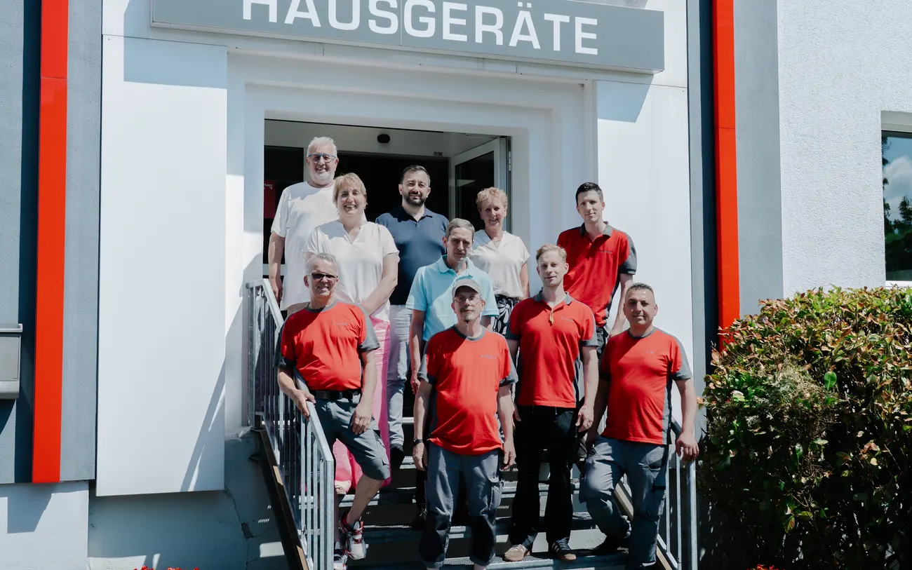 Das Team von Behrend vor dem Küchenstudio in der Klauberger Straße in Solingen